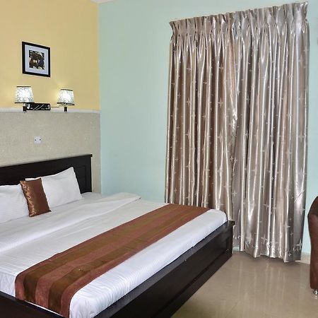 Grand Capital Hotel Акуре Екстериор снимка