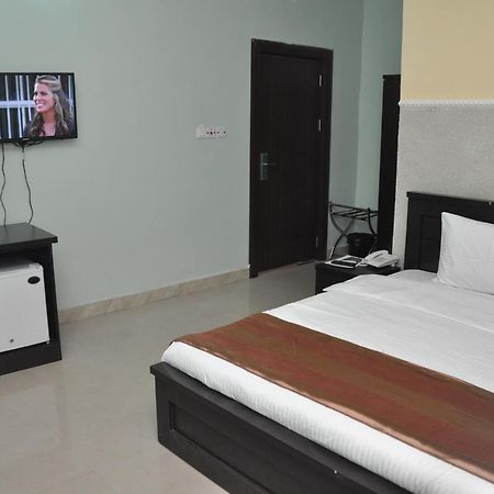 Grand Capital Hotel Акуре Екстериор снимка