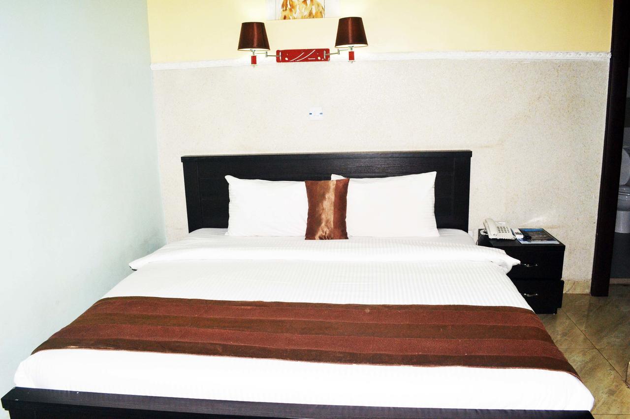 Grand Capital Hotel Акуре Екстериор снимка