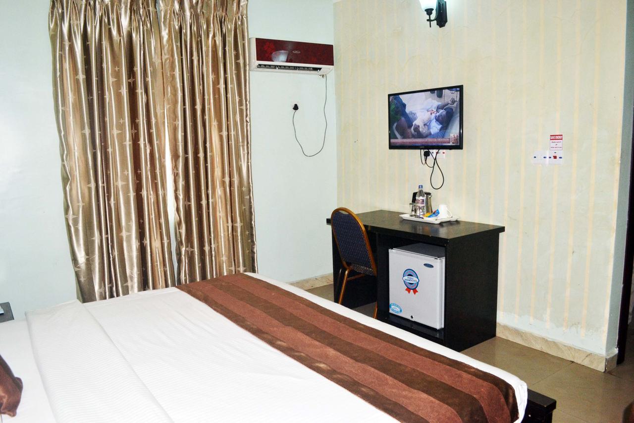 Grand Capital Hotel Акуре Екстериор снимка